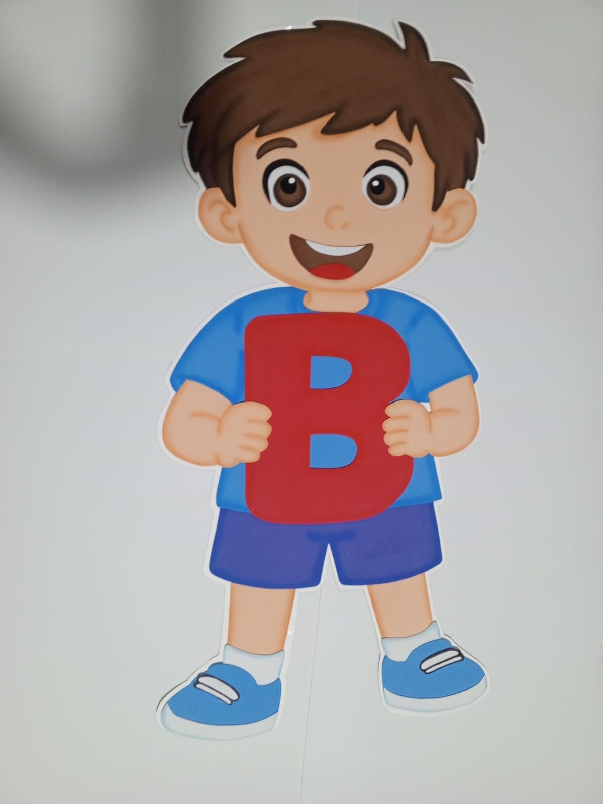 Dibujo en microporoso - Niño Letra B